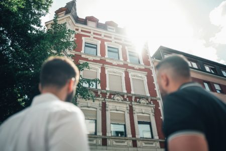 Steuerberater Marian Kilian und sein Mandant betrachten eine Immobilie