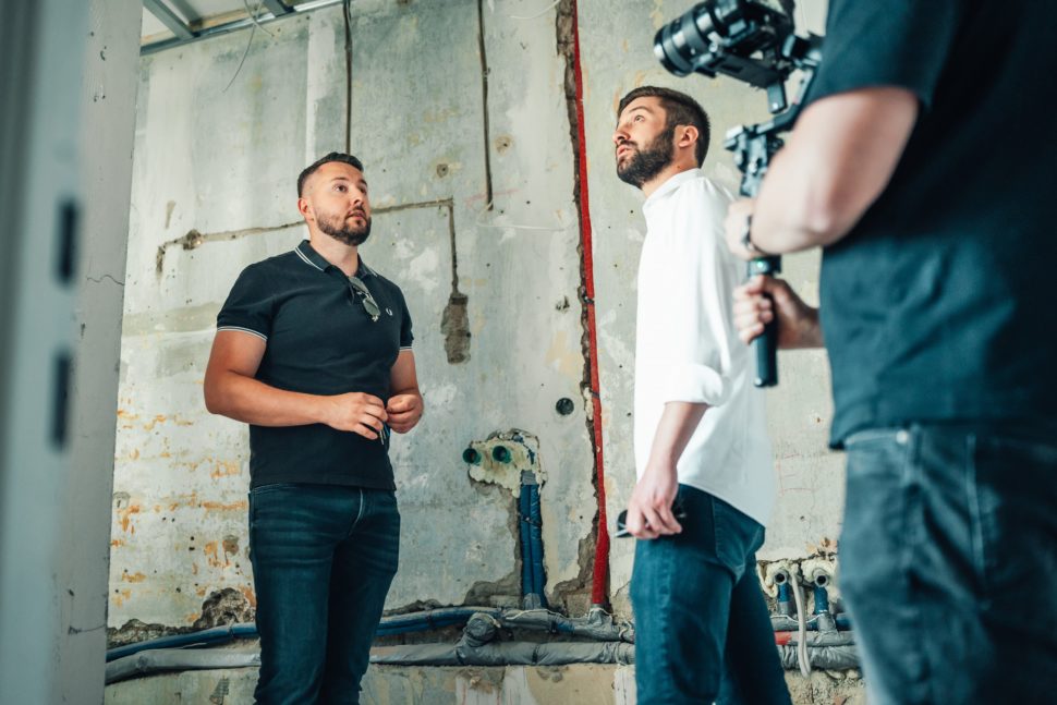 Steuerberater Marian Kilian und sein Mandant beim Dreh eines Videos über die Zusammenarbeit sowie steuerliche Fragstellungen