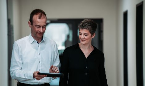 Heiko Nett und Vera Kreuser unterhalten sich auf dem Weg zu ihrem Termin über steuerliche Fragstellungen